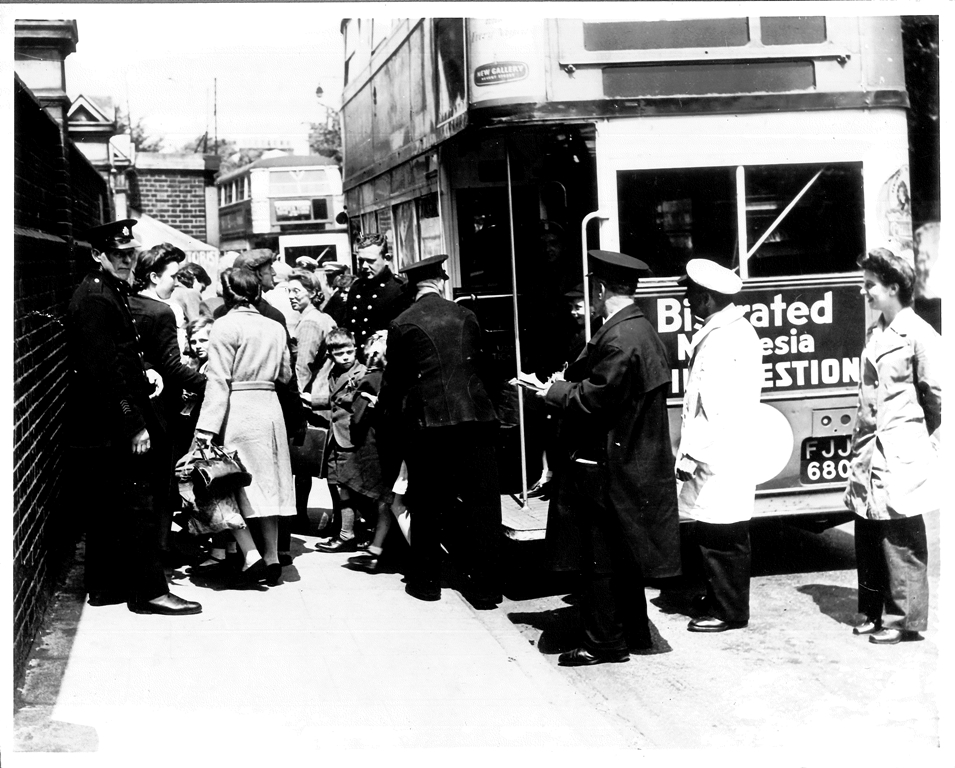 P16265 Evacuees returning to Oliver Goldsmith School from Dorset Jun 1945